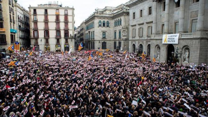 Miles de personas piden la libertad de los &quot;presos políticos&quot; en Barcelona