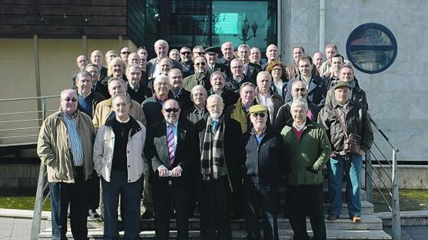 Foto de familia de los capitanes de la Marina mercante, a las puertas del Museo Marítimo.