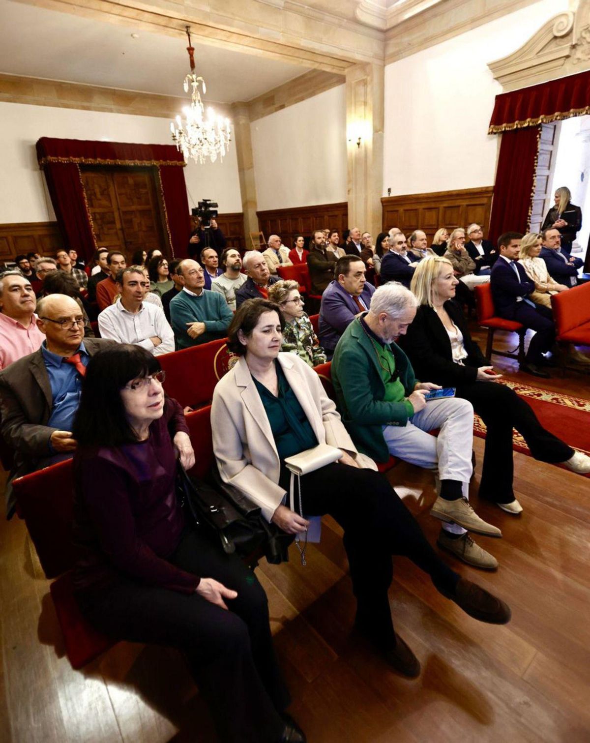 Público asistente a la toma de posesión. | David Cabo