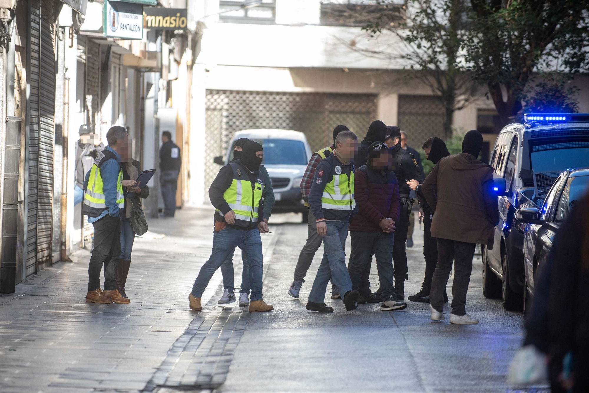 La Policía Nacional registra varios domicilios en A Coruña relacionados con el menudeo de drogas