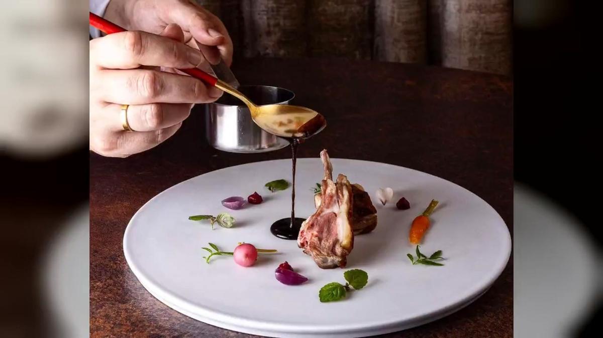 Cordero lechal de Calblanque asado en su propio jugo.