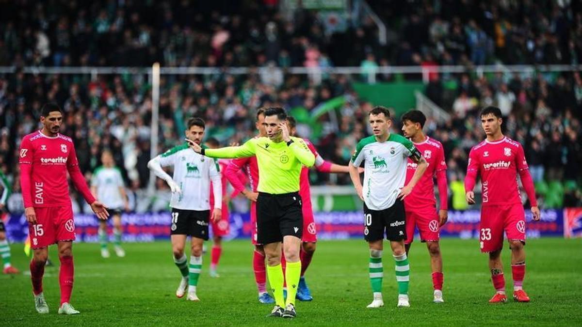 Fuentes Molina es advertido por el VAR durante el Racing de Santander-Tenerife.