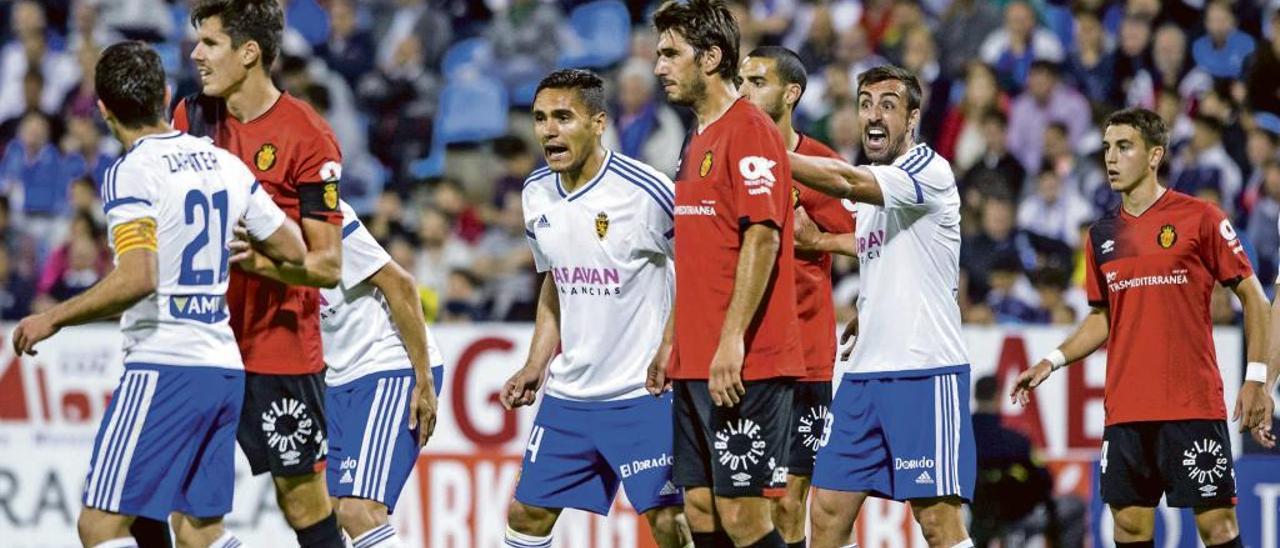 Yuste, Lekic, Vallejo y Pleguezuelo, entre jugadores del Zaragoza durante el partido del domingo en La Romareda.