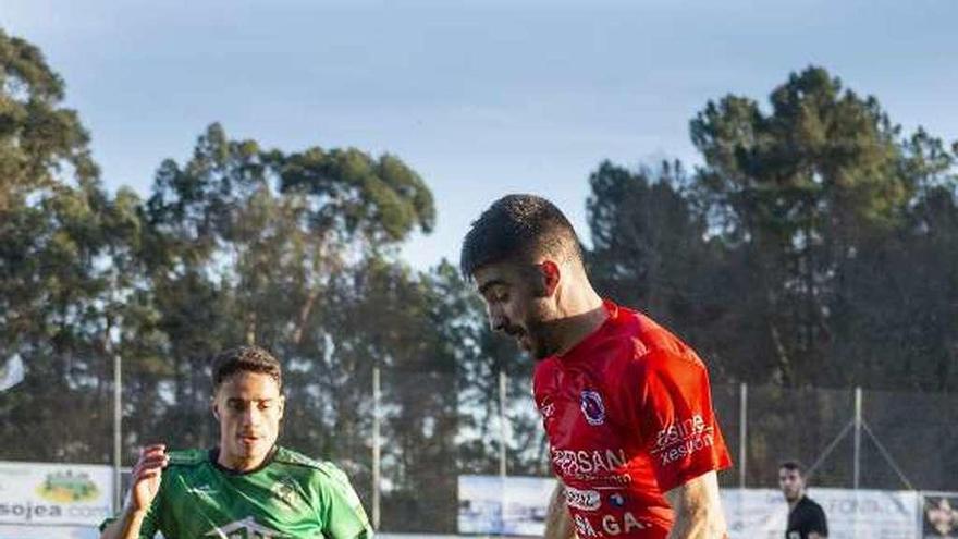 Champi conduce la pelota perseguido por un contrario. // C.P.