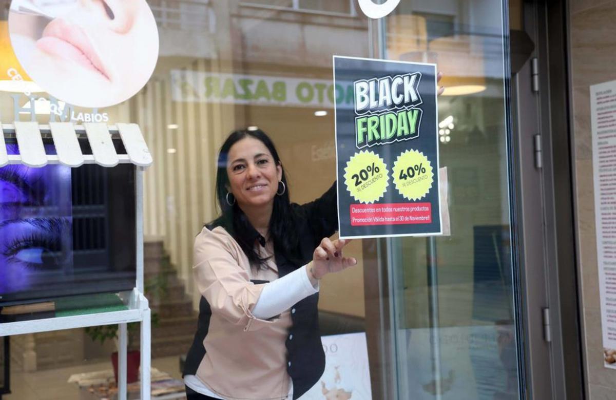 Leticia Pérez, en el escaparate de su negocio. |  Noé Parga