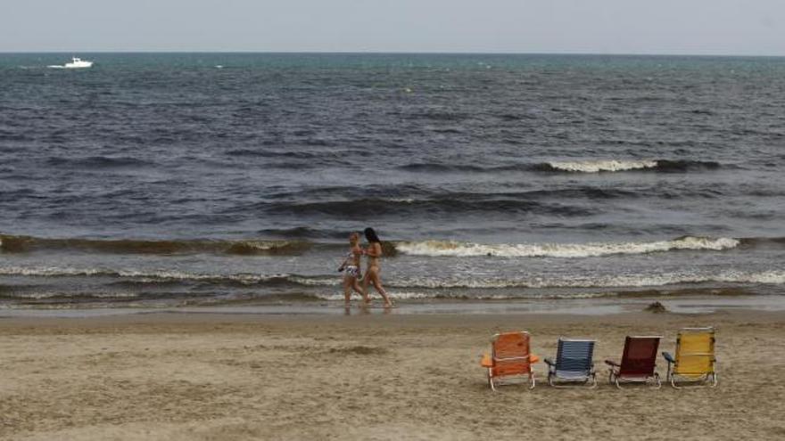 La playa de Cullera con tonalidad oscura tras la aparición de la mancha que obligó a cerrarla al baño el pasado 12 de agosto.