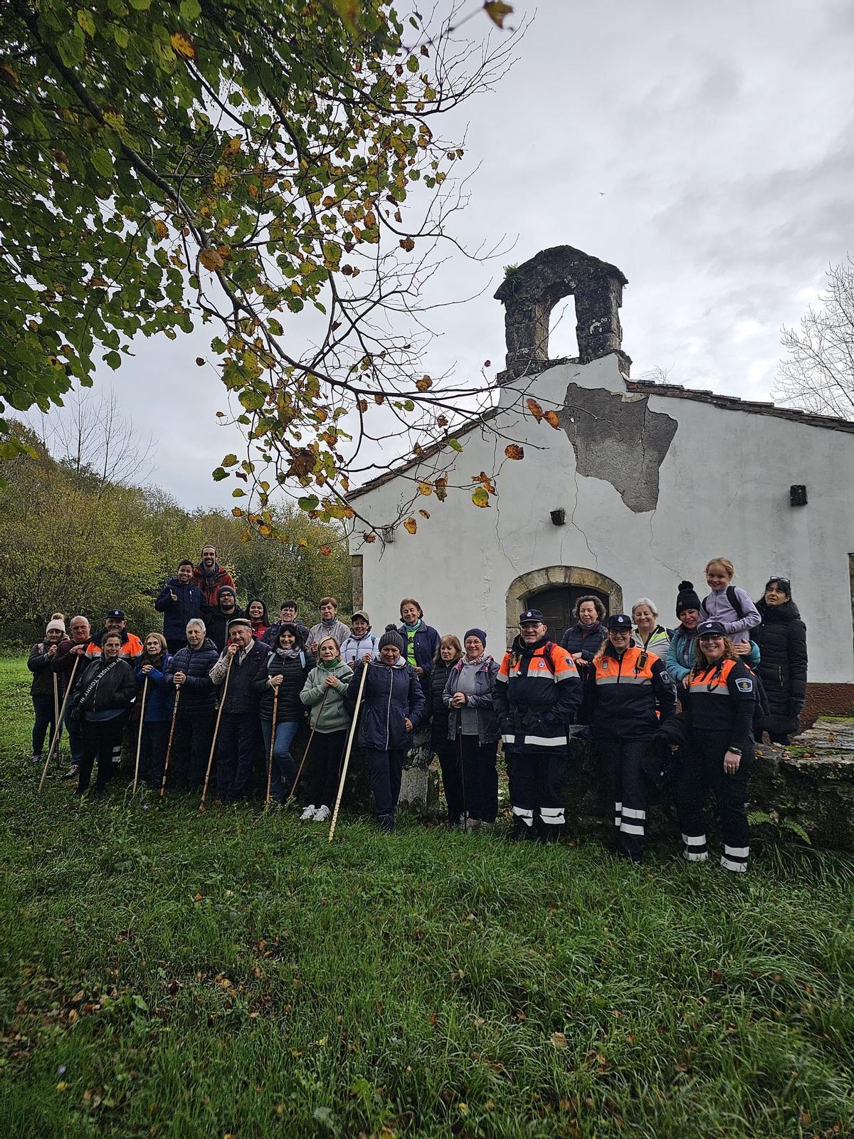 Participantes en la ruta por el concejo de Onís.