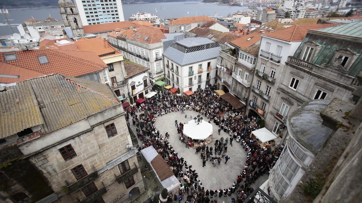 Vista aérea del Casco Vello de Vigo durante una edición pasada de la Fiesta de la Reconquista de Vigo.