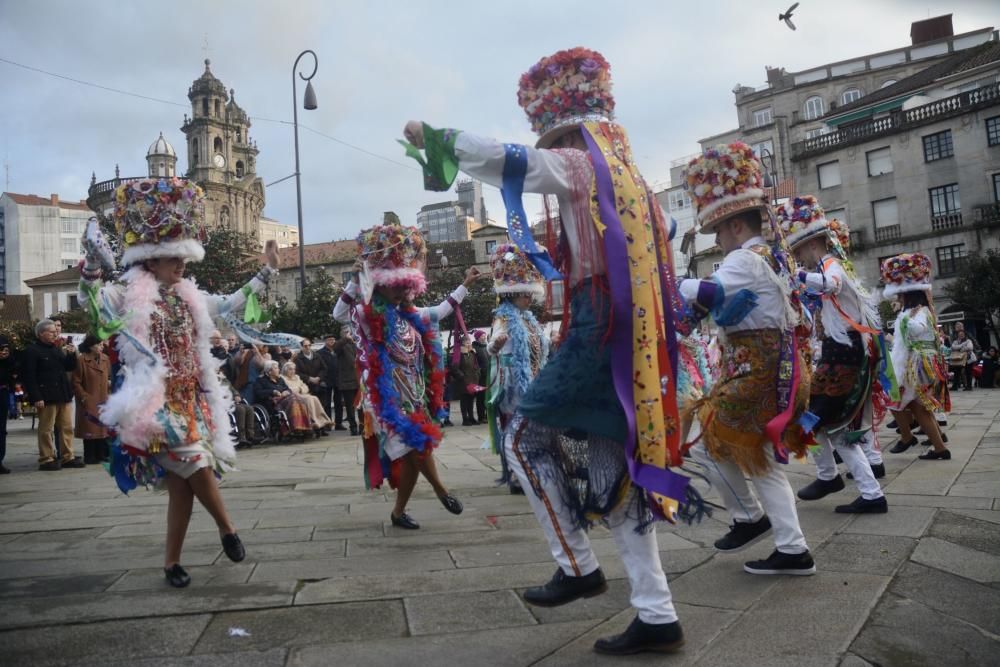 Madamas y Galáns colorean el carnaval de Pontevedra. // R. Vázquez