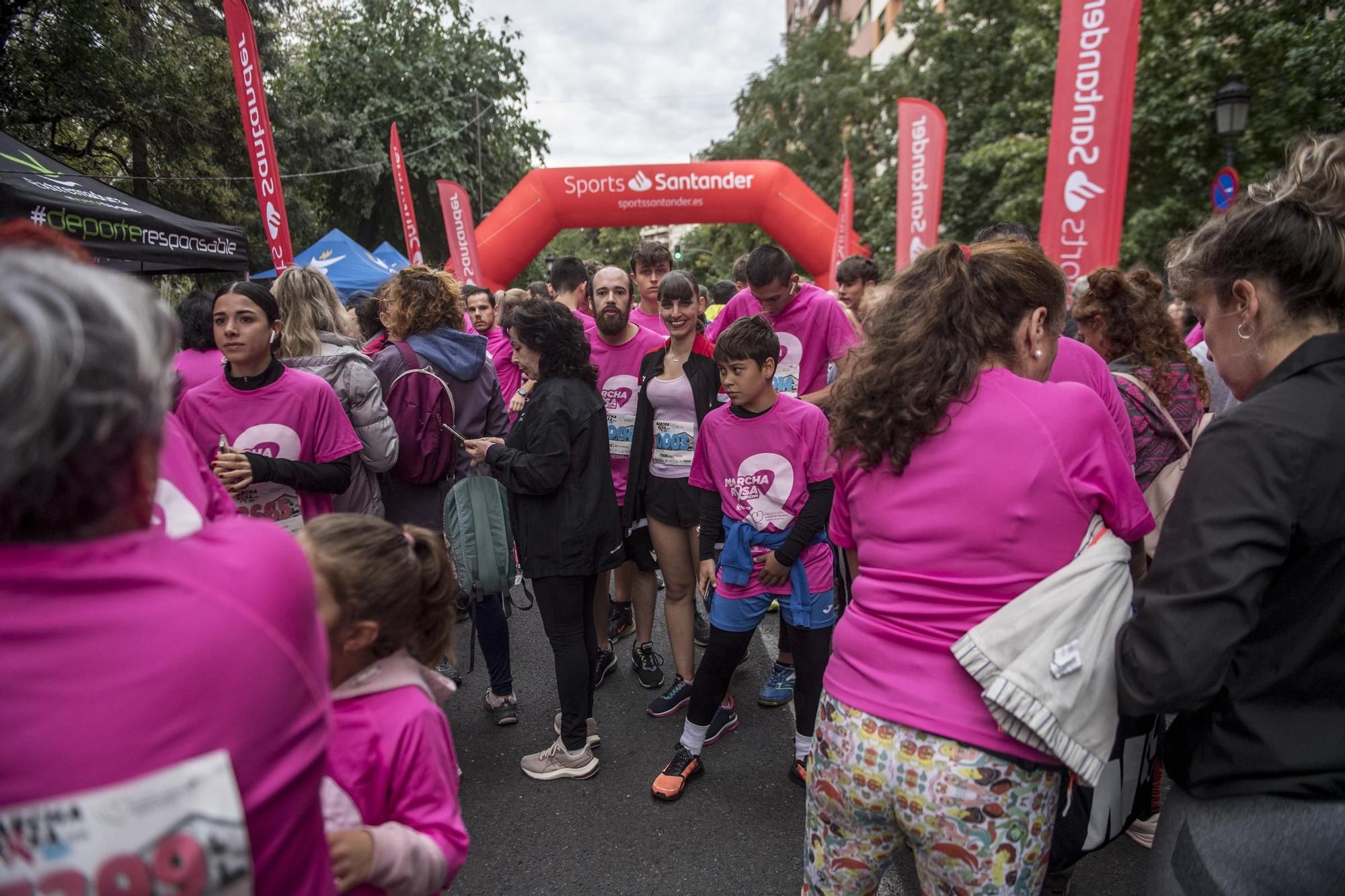 GALERÍA | Así fue la Marcha Rosa contra el cáncer en Cáceres