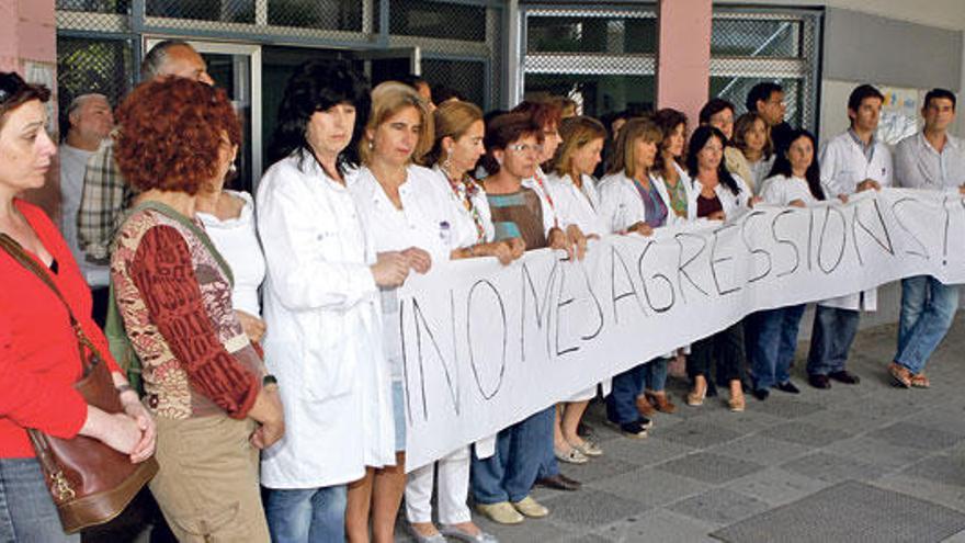 Una concentración de trabajadores sanitarios tras una agresión en un centro de salud.