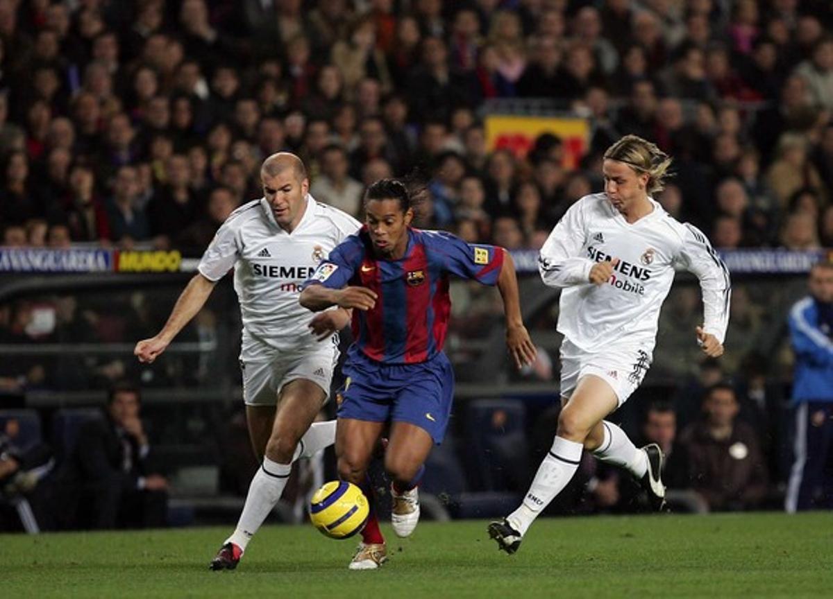 Ronaldinho supera a Zidane y Guti (2004).