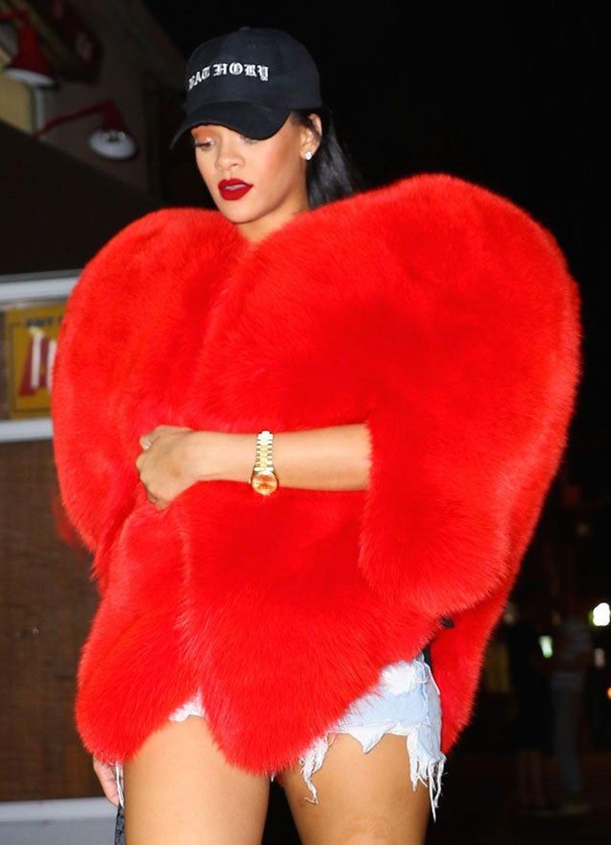Rihanna saca su corazón de paseo