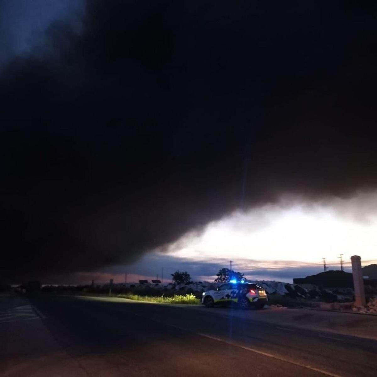 La Policía Local vigila las inmediaciones del incendio.