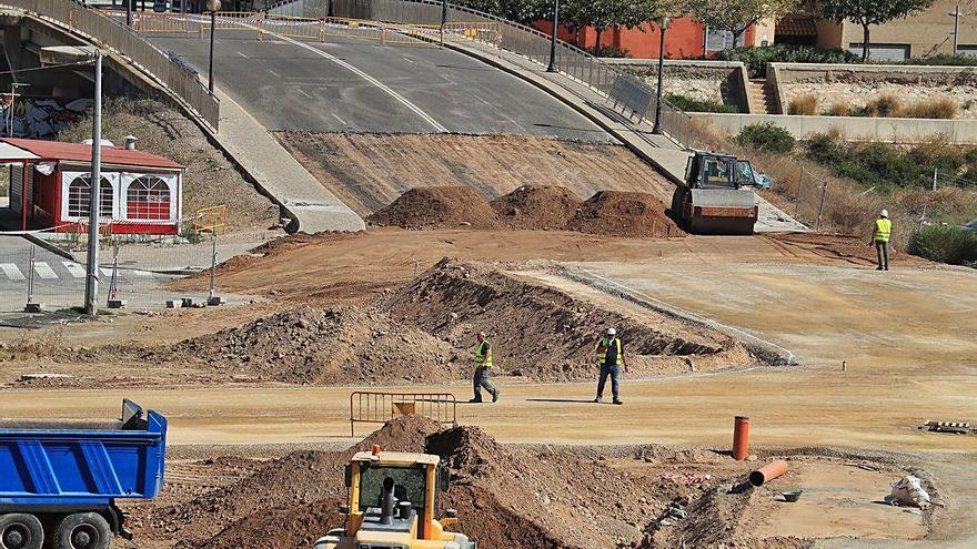 Los operarios trabajan en las obras de conexión del puente con la avenida del Cantón.