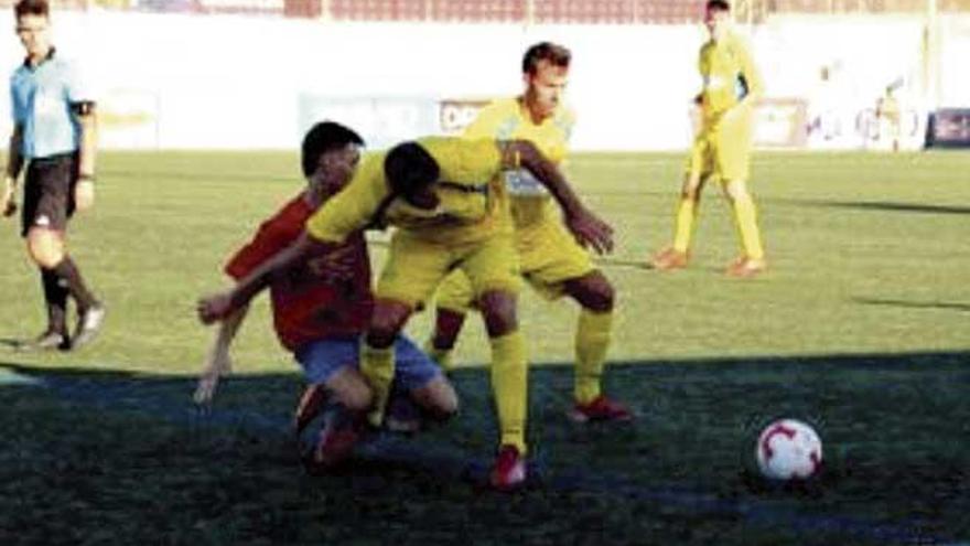 Un momento del partido entre el Porreres y el Mercadal.