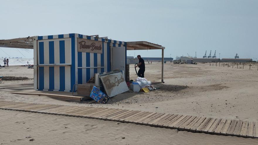 El temporal adelanta el fin del verano a pie de playa