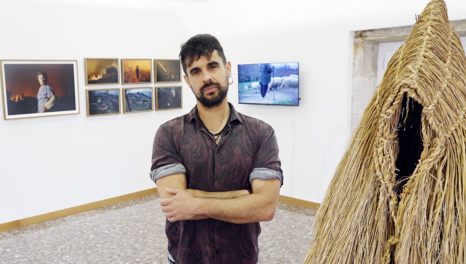 El fotógrafo Brais Lorenzo en su exposición del Pazo - museo Quiñones de León