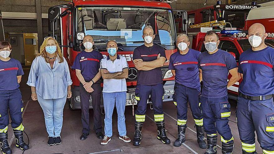 El alcalde y la edil de Seguridad ayer en el Parque de Bomberos.