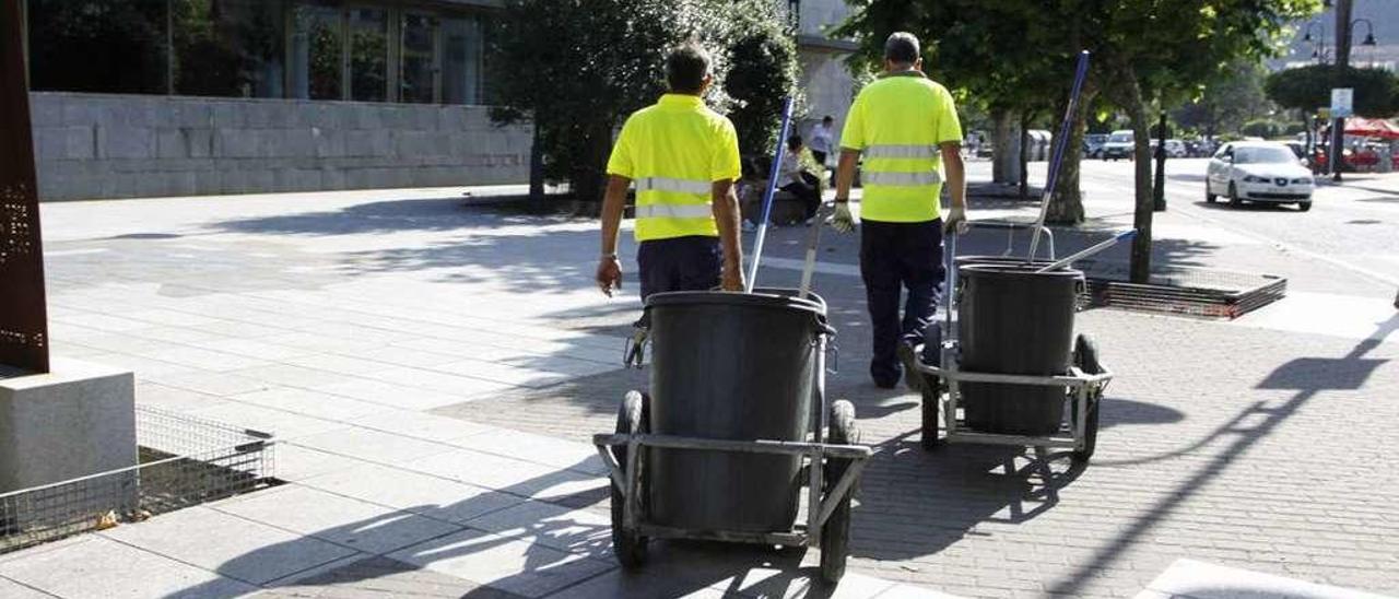 Personal del servicio municipal de limpieza, frente al consistorio de Cangas. // G.Núñez