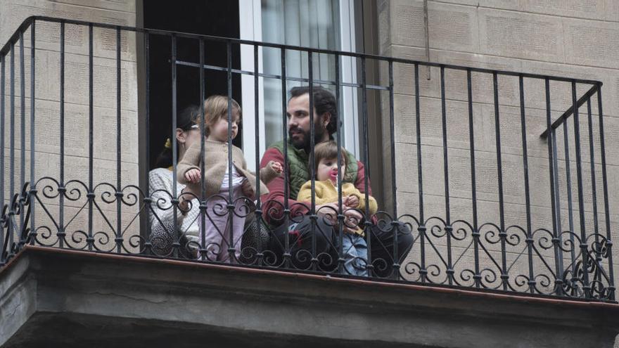 Una família amb infants al balcó de casa seva, a Manresa |