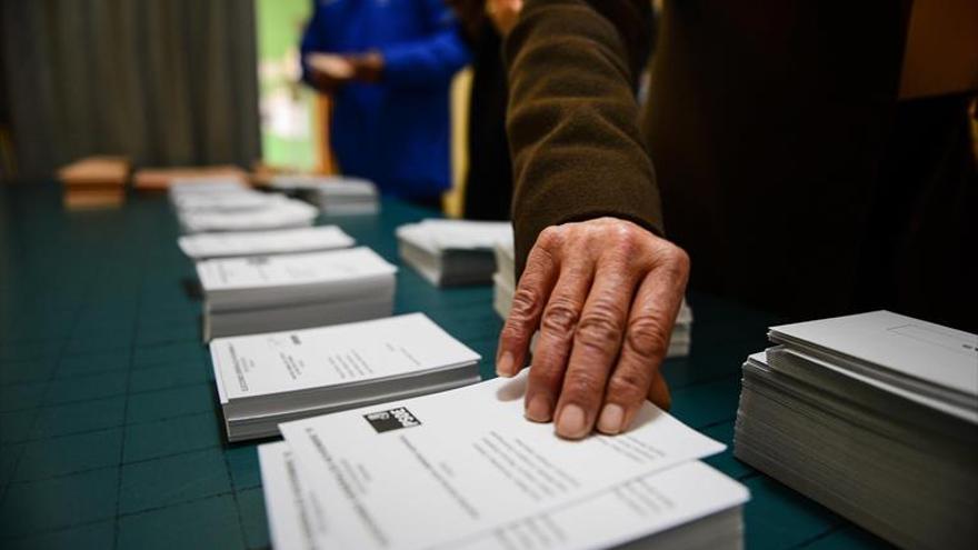 El PSOE vence en el doble de colegios que el PP y VOX es tercero en todos