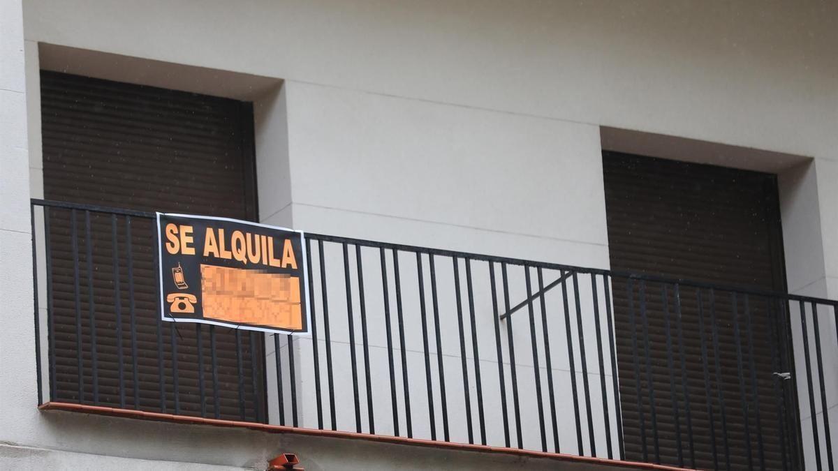 Un cartel de alquiler en una vivienda.
