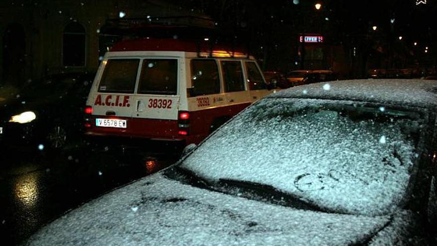 Los dispositivos de emergencias se desplegaron en Alcoy, como se aprecia en esta imagen captada a las doce de la noche