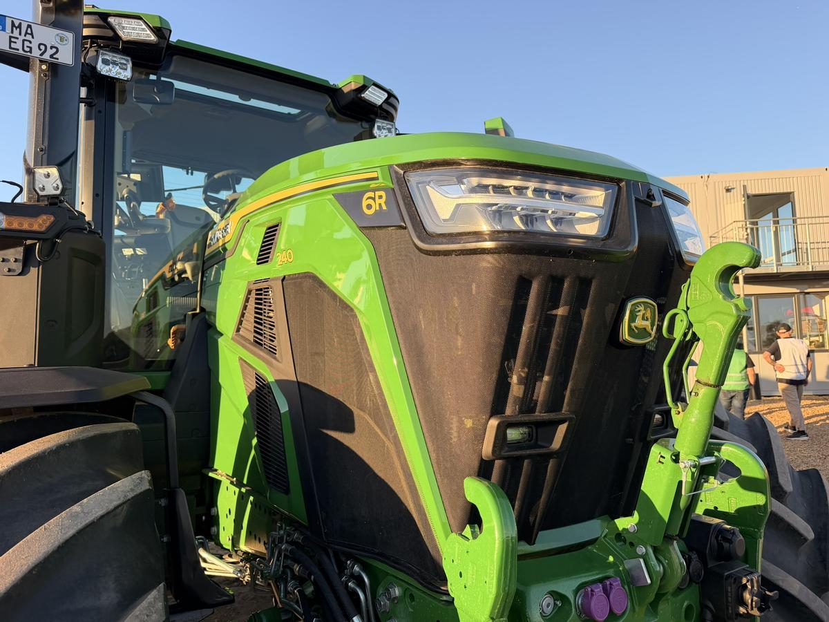 John Deere 6R 240.