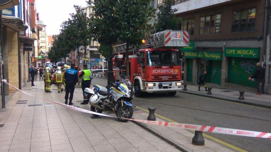 Intoxicada una joven estudiante al arder su impresora e incendiar su piso en el centro de Oviedo