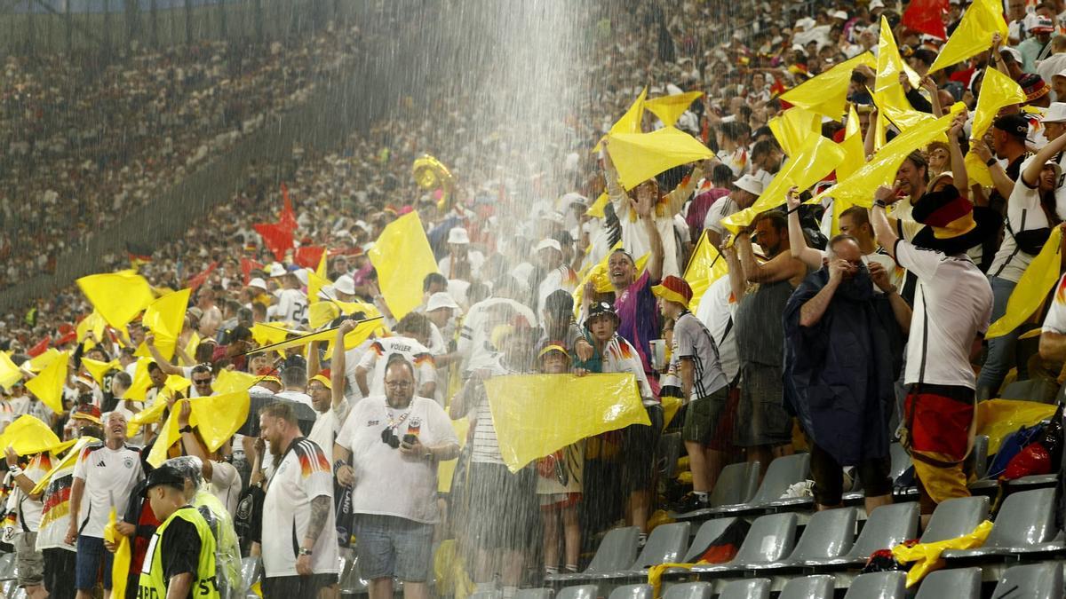 Una fuerte lluvia cae sobre el estadio BVB en Dortmund durante el partido de octavos de final de la Eurocopa 2024 entre Alemania y Dinamarca. El partido ha sido suspendido durante un rato