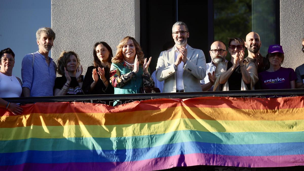 Aplausos en el balcón de la Delegación del Gobierno, donde ya luce la bandera del arcoíris.