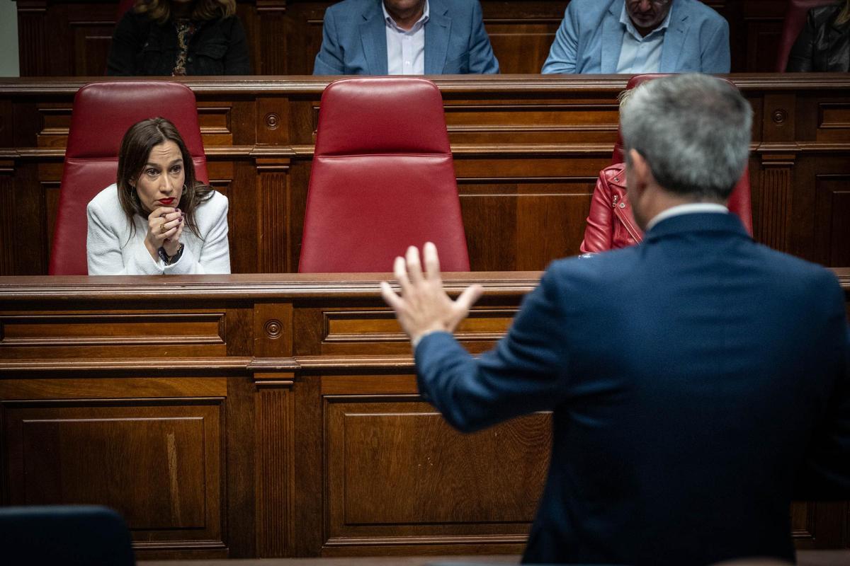 La socialista Nira Fierro escucha la intervención del vicepresidente Manuel Domínguez en la sesión de control del Parlamento de Canarias.
