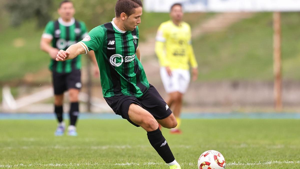 Chema Chávez golpea el balón durante un partido del Jerez.