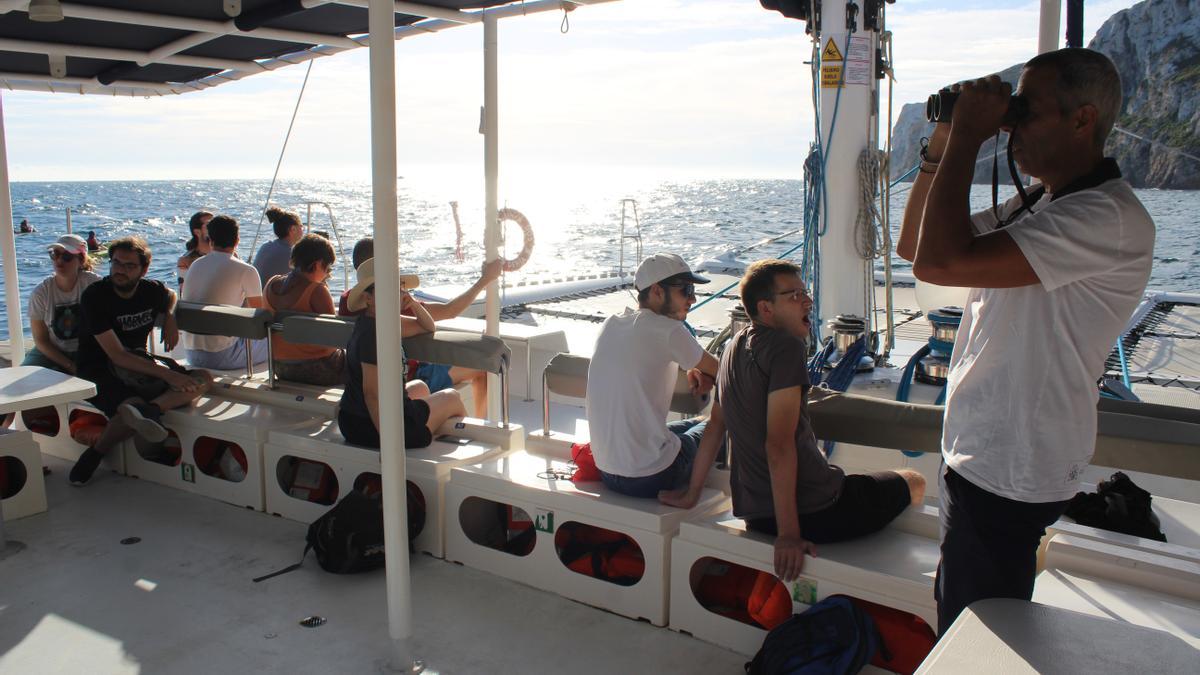 Los voluntarios y responsables del proyecto Cabo Rorcual, en el catamarán durante la visita del sábado a la reserva marina