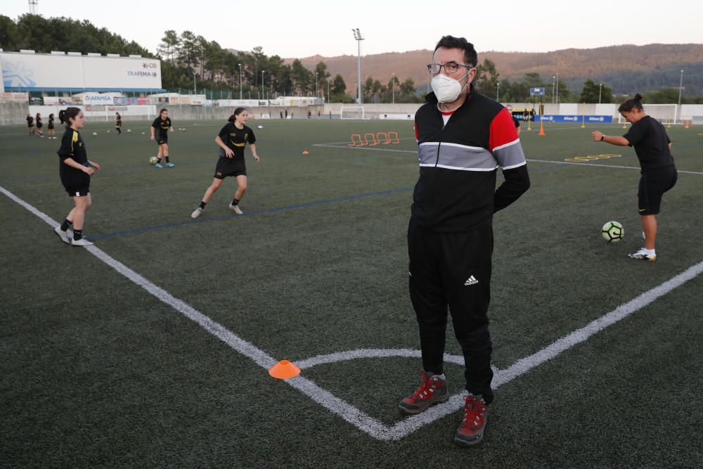 Alejandro Gómez con las jugadoras de la U.D. Mos, en As Baloutas. // José Lores