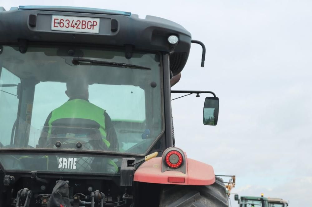 Tractorada de los agricultores y ganaderos malagueños contra los precios bajos que impone la industria.