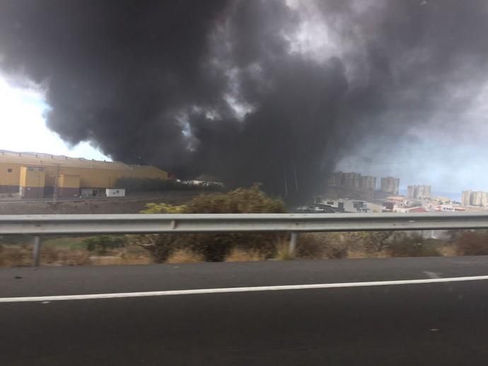 Incendio en un centro industrial de Cruz de La Gallina