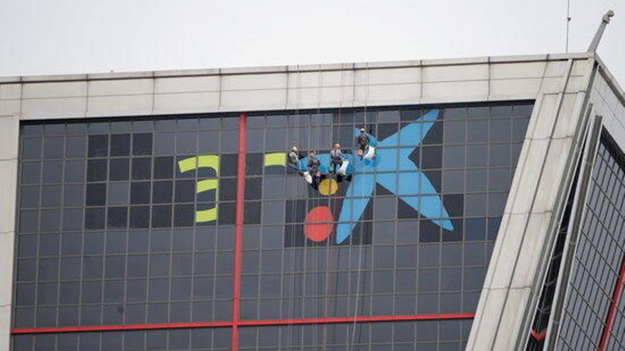 CaixaBank retira el logo de Bankia d&#039;edificis emblemàtics com les Torre Kio de Madrid