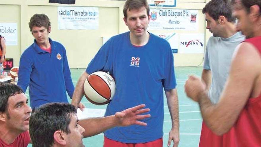 José Ortiz, en el centro, durante un tiempo muerto en uno de los partidos que disputó en la Liga de Empresas.