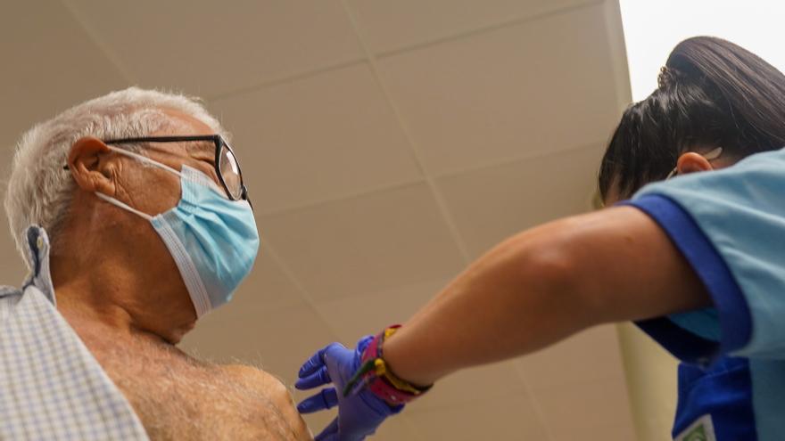 Andalucía comienza este lunes la vacunación contra la gripe y la cuarta dosis Covid a mayores de 80 años y residencias
