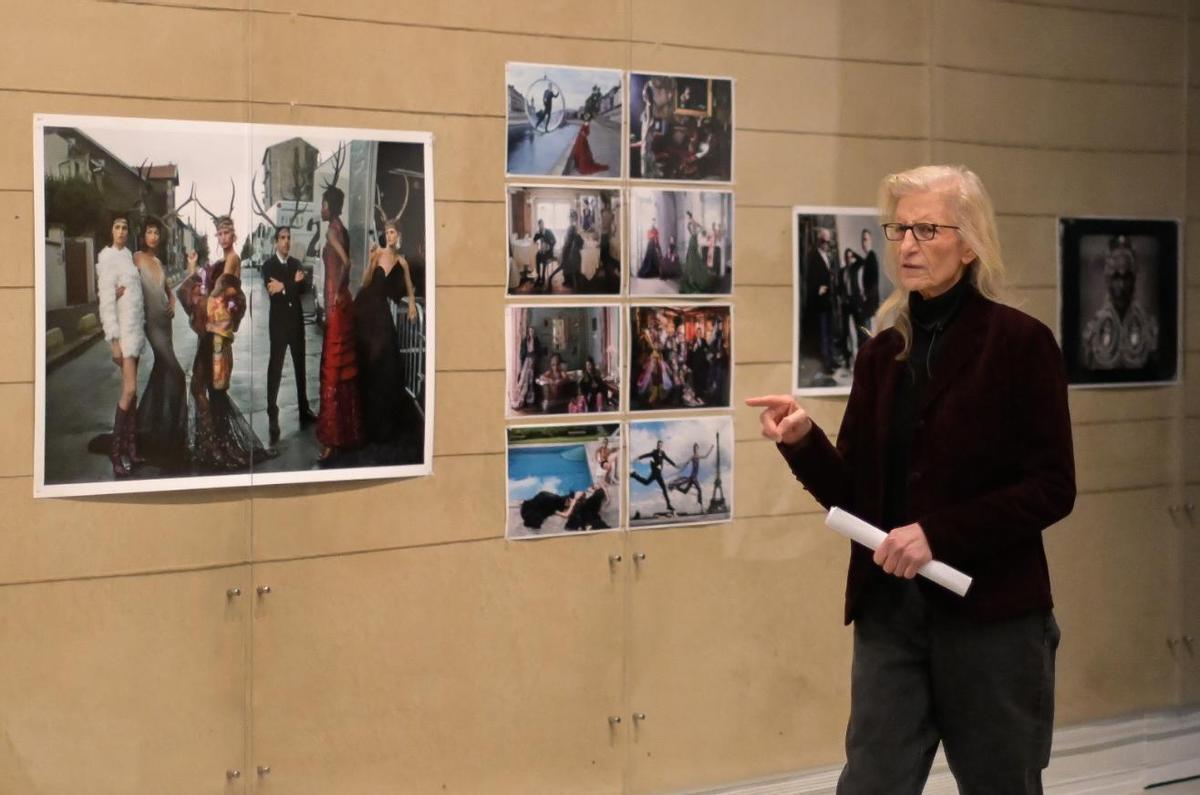 Leibovitz, ante algunas de sus fotografías en A Coruña.