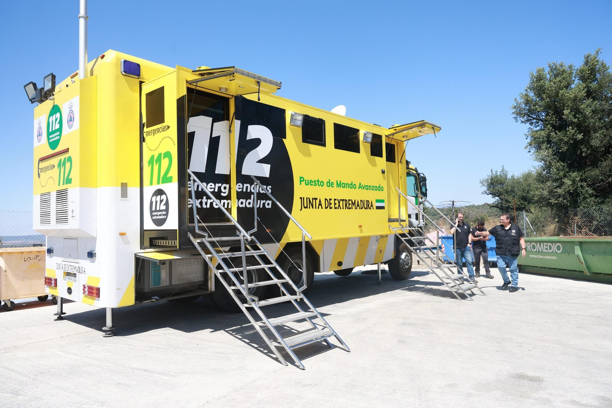 Así se está desarrollando el incendio en Valdecaballeros: desalojos, reuniones y muchos efectivos desplazados