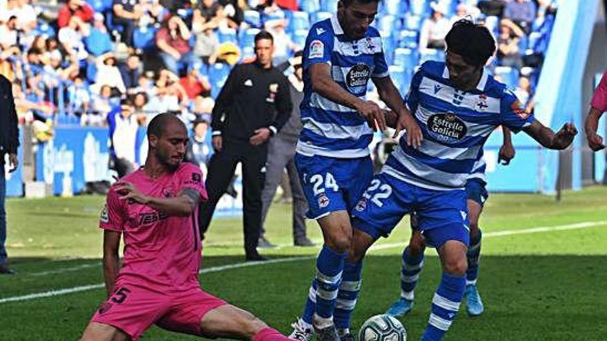 Eneko Bóveda y Gaku presionan a un jugador del Málaga en el partido del pasado domingo.