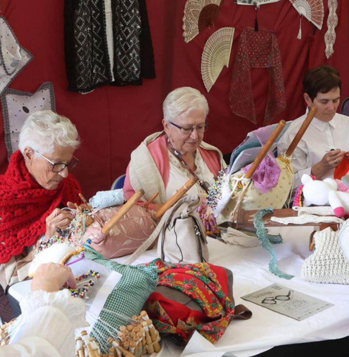 Palilleiras de Pastoriza, participantes nas olimpiadas rurais e veciños na taberna creada polas asociacións locais. |  Iago López