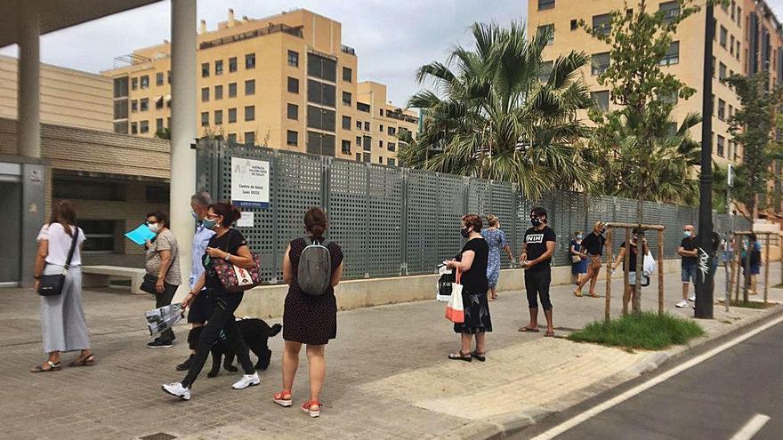 Colas de pacientes a las puertas de un centro de salud por las medidas covid-19.