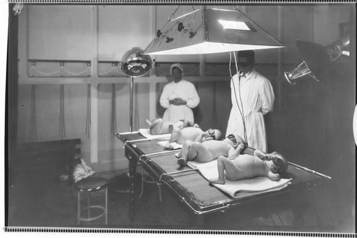 Solàrium artificial per a nadons de mares solteres a la Maternitat. Barcelona, 1925.