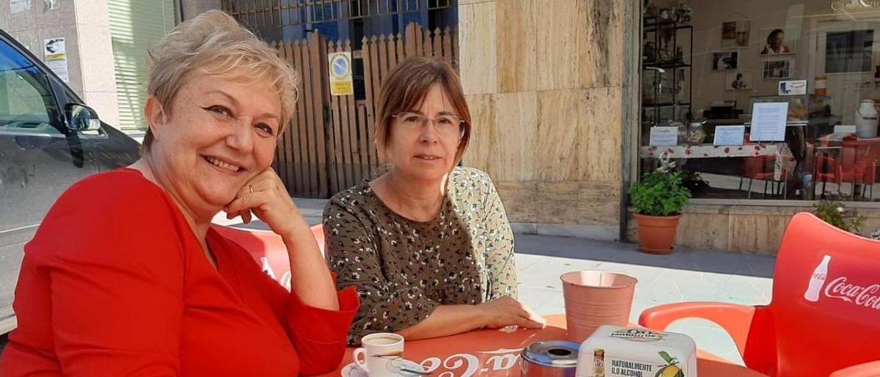 Marisol Fernández y Encarna Arias, en una terraza de Salas. | Luján Palacios