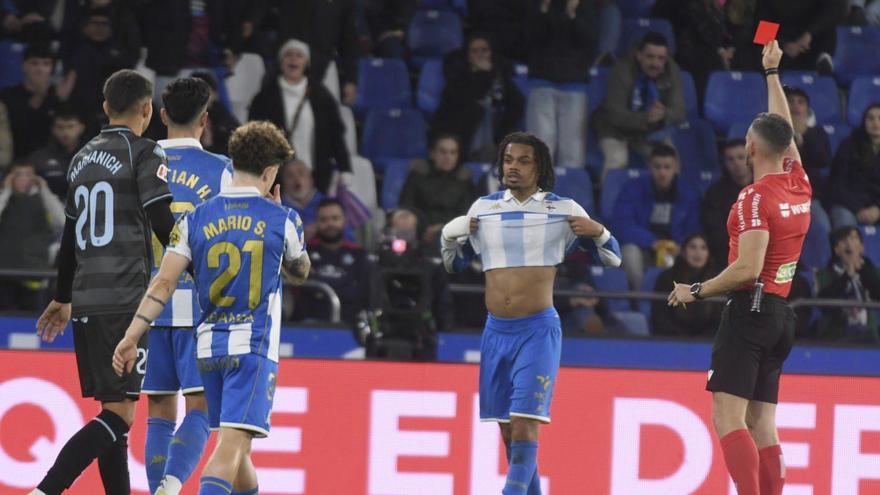 Orellana Cid muestra a Lucas Noubi la tarjeta roja en el duelo ante el Castellón.