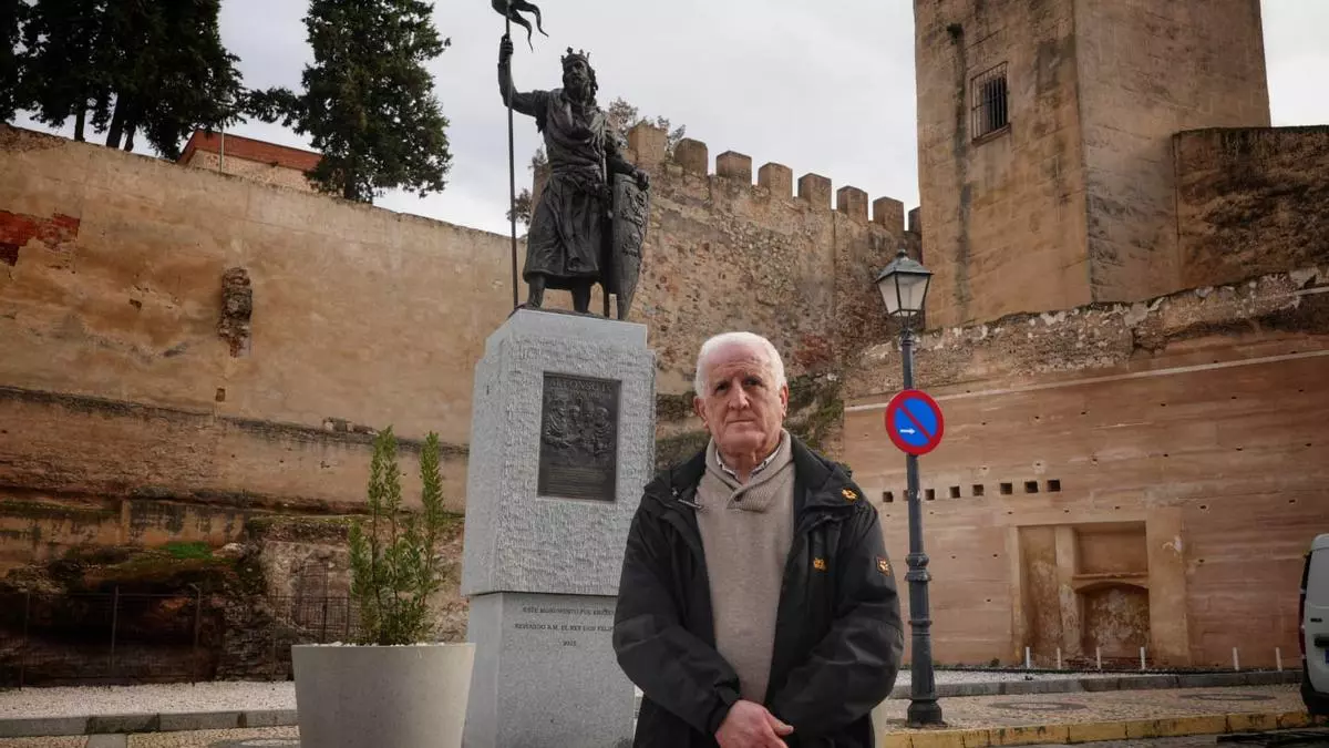 Alfonso IX vuelve a Badajoz ocho siglos después con un monumento en su honor